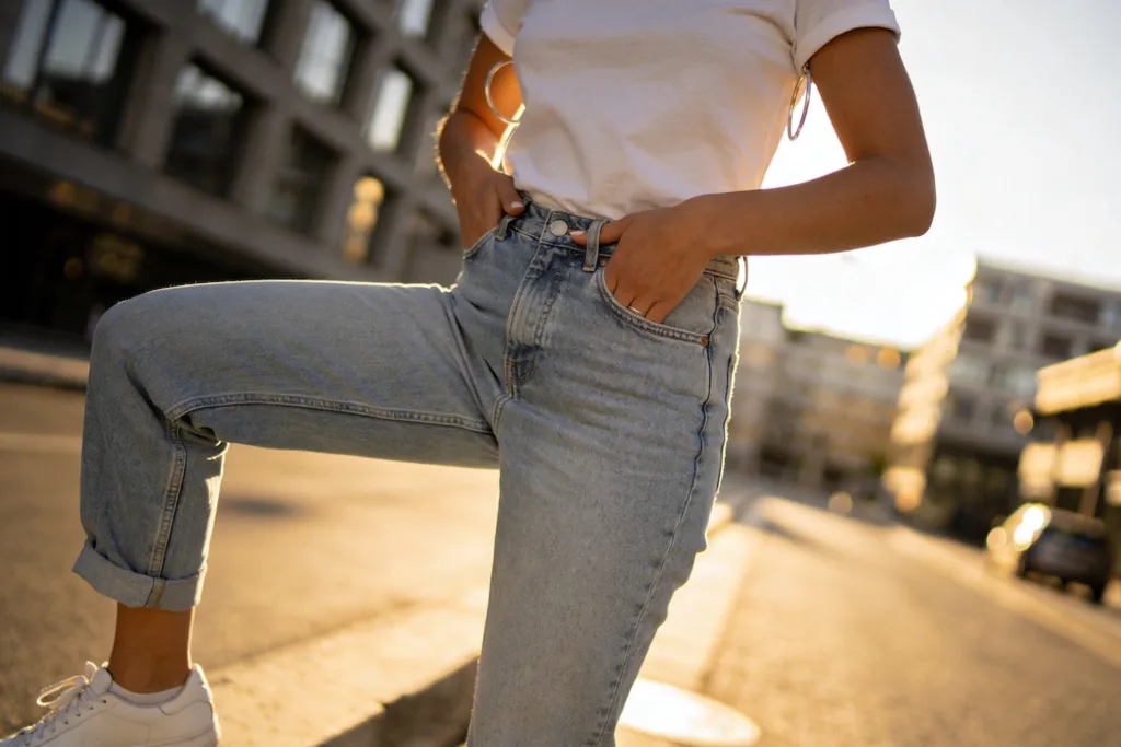 21 Blue Mom Jeans Outfit: 21 Looks to Try Now