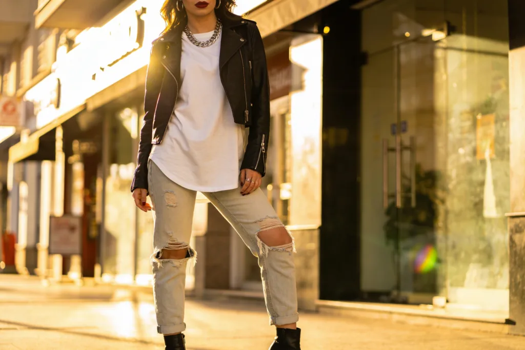 13 Ripped Mom Jeans Outfit: Chic Everyday Looks